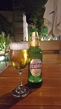 sklenice piva s pivní sklenkou