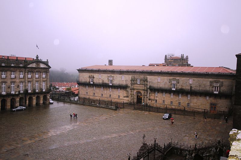 File:Obradoiro square - Hostal de los Reyes Católicos.JPG