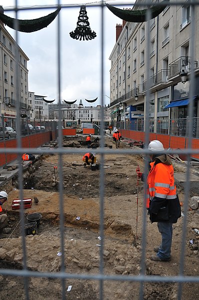 File:Orléans chantier tram B fouilles archéologiques 05.jpg