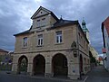 Wohnhaus in Ecklage, mit Figur des hl. Nepomuk