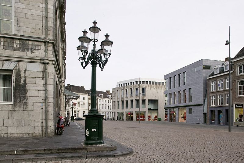 File:Overzicht stadsbeeld, met links het Stadhuis en rechts 'Mosae Forum' - Maastricht - 20412529 - RCE.jpg