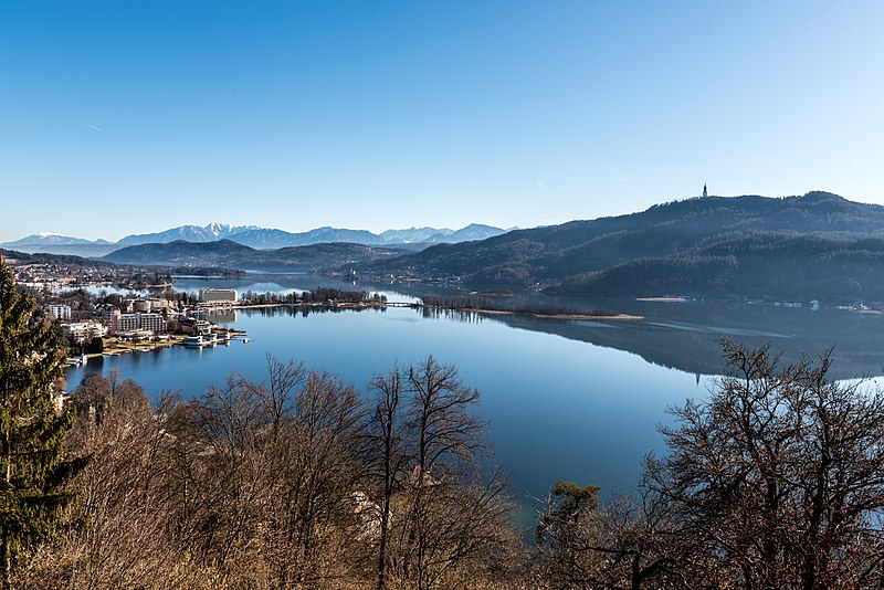 File:Pörtschach am Wörther See Gloriette-Blick auf Halbinsel und Blumeninsel 30012018 2600.jpg