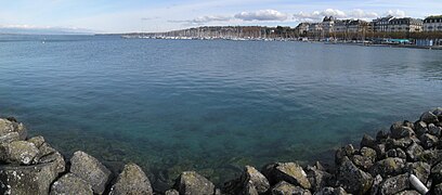 Vue panoramique du Léman depuis la jetée menant au jet d'eau à Genève.