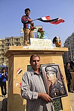 Miniatuur voor Bestand:Participants holding a flag and a picture of Abdel Fateh el Sissi.jpg