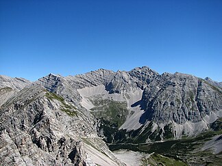 Das Sonntagkar im Mittelteil der Gebirgskette ist umgeben von Sonntagkarspitze, Hinterer Bachofenspitze, Großem Lafatscher, Rosskopf und Stempeljochspitze (von links)