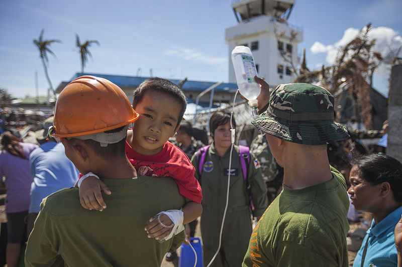 File:Philippine Army soliders carry a young Filipino boy with an intravenous drip to an aircraft for transport to Manila at the Tacloban Air Field, Philippines, Nov. 15, 2013 131115-M-UY543-078.jpg