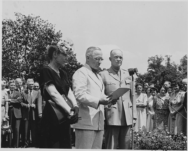 File:Photograph of President Truman reading the citation for General Dwight D. Eisenhower's Distinguished Service Medal... - NARA - 199117.jpg