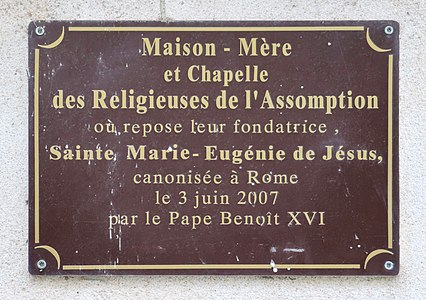 Informationstavla vid entrén till Assumptionssystrarnas moderhus och kapell i Paris.