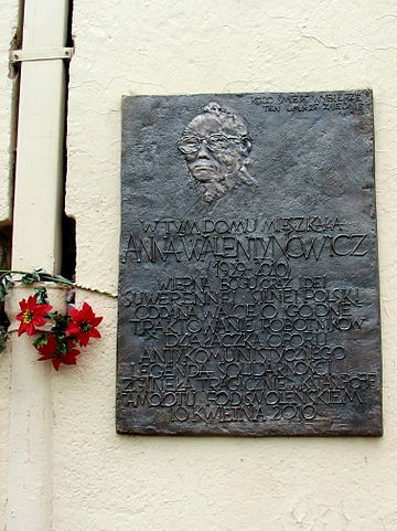 Plaque dédiée à Anna Walentynowicz sur l’immeuble où elle vécut jusqu'à sa mort.