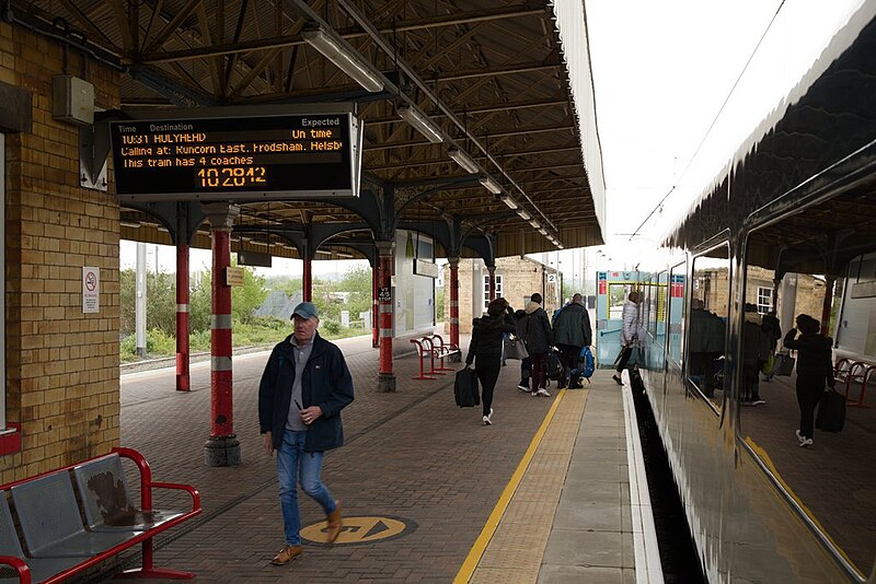 File:Platform 2, Warrington Bank Quay Railway Station - geograph.org.uk - 6148038.jpg