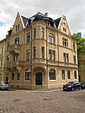 Apartment building in a corner location in a closed area, originally probably with a restaurant