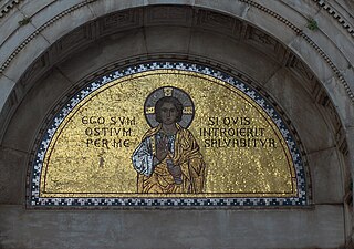 Mosaiikki basilikan sisäänkäynnin yläpuolella.