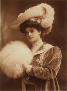 Portret Harriet Burton Laidlaw u šeširu i mufu.png