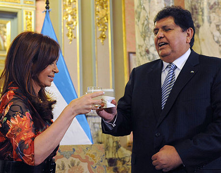 Tập_tin:Presidentes_Cristina_Fernandez_y_Alan_Garcia_brindan_con_pisco.jpg