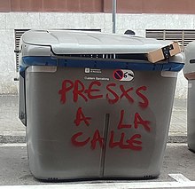 Graffiti à Barcelone qui dit « prisonniers à la rue ! » en espagnol.