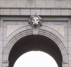 Puerta de Alcalá (clave oeste).jpg