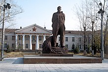 RIAN archive 440214 A monument to Kurchatov on the background of the Semipalatinsk nuclear test site's Central Staff.jpg