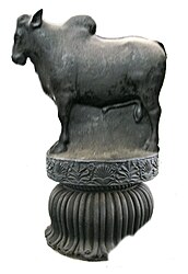 Зебу, одомашненные ариями, изображались на колоннах Ашоки как священные животные, III век.