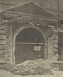 Zdjęcie bramy zniszczonej w czasie wojny polsko-ukraińskiej