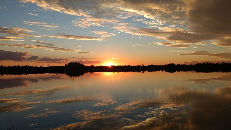 File:Reflexo água por do sol lago 2.jpg