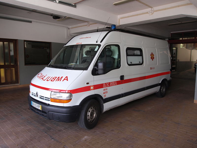 File:Renault ambulance, Bombeiros Seia, Unit 0910 ABDT 02.JPG