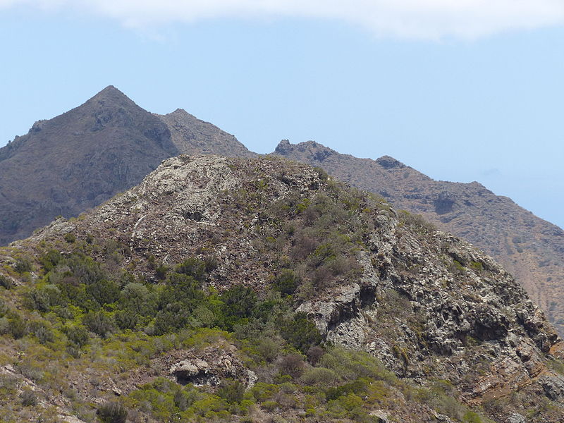 File:Roca y matorral, Macizo de Anaga, Tenerife, España, 2015.JPG