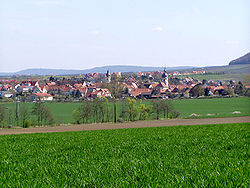 Rödelsee'nin genel görünümü. Arka planda Schwanberg.