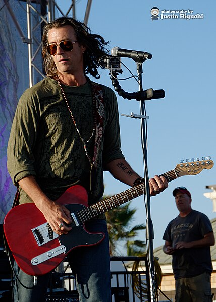 File:Roger Clyne & The Peacemakers 08 09 2015 -1 (20818332232).jpg