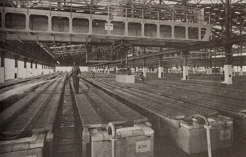 File:Room where copper is electrolyzed at the Gecamines Luilu refinery near Kolwezi.jpg