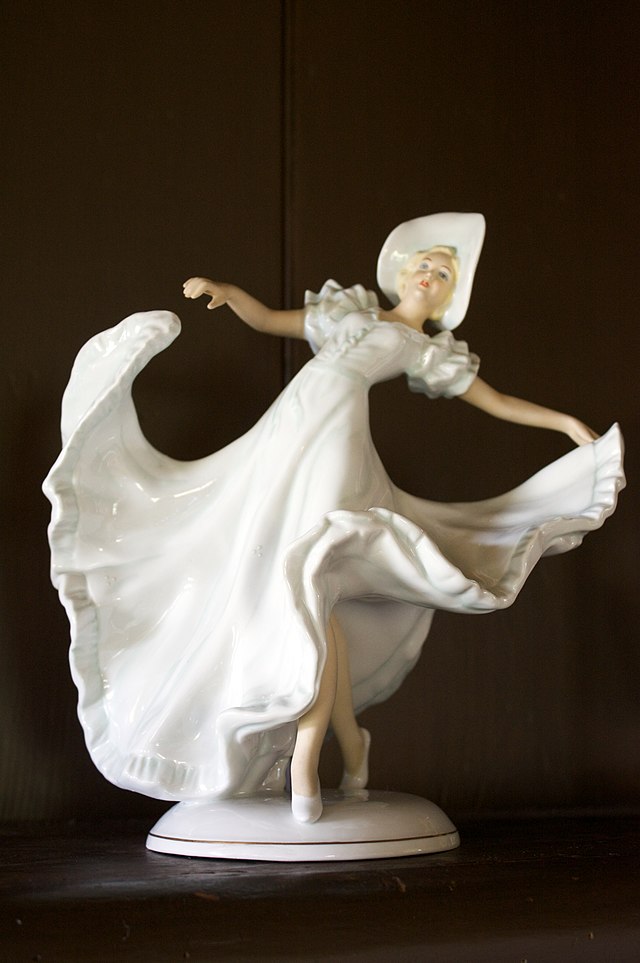 Crinoline Lady HN653 – Royal Doulton Figurine