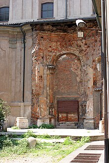 The remains of the chapel of the Madonna del Grembiule, on the right-hand side of the temple, first restored in 2015 Ruderi Cappella Madonna del Grembiule.jpg