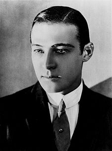 Rudolph Valentino, Morane the Sailor'da Ramon Laredo'yu canlandırdı.