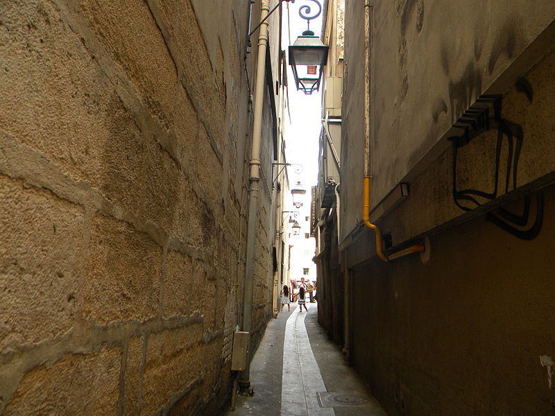 File:Rue du Chat qui Peche, Paris (1).jpg