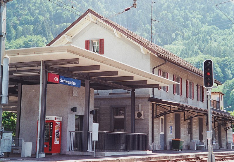 File:SBB Historic - F 122 00971 007 - Schwanden Stationsgebaeude Bahnseite.jpg