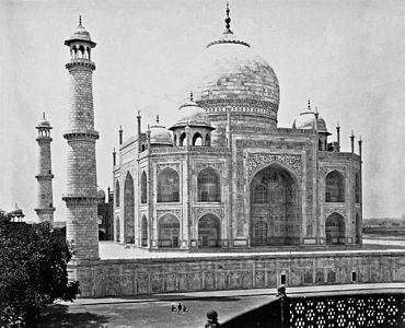Babür İmparatoru Şah Cihan'ın, doğum sırasında ölen eşi Mümtaz Mahal'in anısına Agra'da yaptırdığı Tac Mahal anıt mezarının 1863-1869 yılları arasında Samuel Bourne tarafından çekilen fotoğrafı. (Üreten: Samuel Bourne)