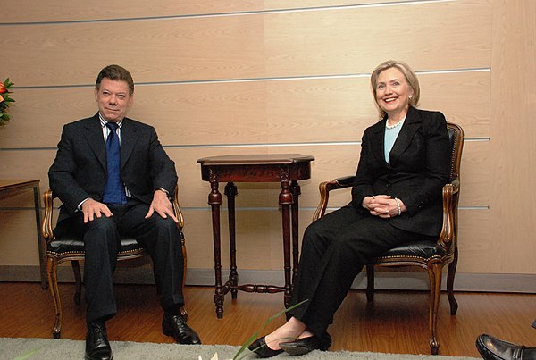 Santos and U.S. Secretary of State Hillary Clinton, 9 June 2010.