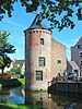 Kasteeltorens. Omgracht terrein, waarop twee ronde hoektorens met rondboogfriezen en achtzijdige spitsen; enige overblijfsels van het door een bastaardzoon van Albrecht van Beieren gestichte en in 1920 afgebroken Slot van Schagen