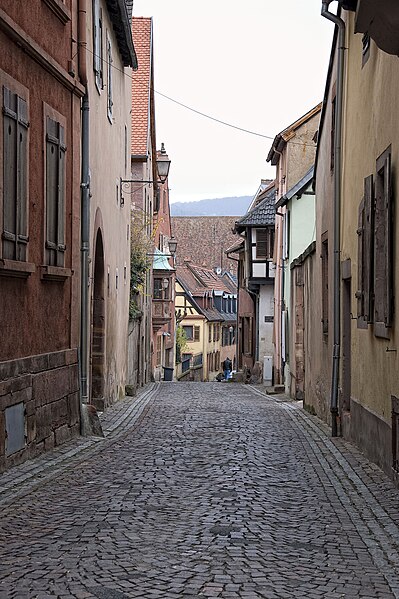 File:Schmucke Gasse, Saverne-2.jpg