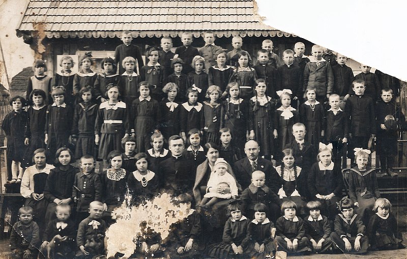 File:School in Mokrosęk in 1930s.jpg