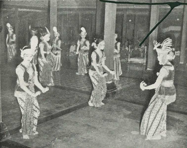 File:Serimpi Dance in Yogyakarta, Kota Jogjakarta 200 Tahun, plate after page 144.jpg