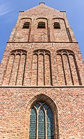 Sint-Martinuskerk in Ferwerd. Voorzijde van de toren. (detail).