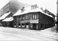 O. Drogseth blikkenslagerforretning i Skolegata 1. Mellemgaten går til høyre for bygningen. Foto: Johannes Holmsen/Oslo Museum, ca. 1910