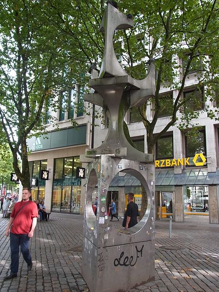 File:Skulptur am Ida-Ehre-Platz.jpg