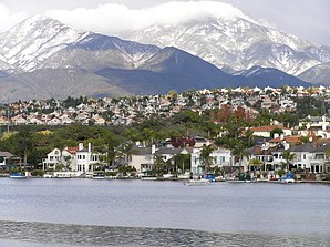 Arka planda Saddleback Dağı ile aynı adı taşıyan gölde Mission Viejo