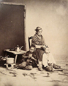 Photograph by Giorgio Sommer (1834-1914); Famille napolitaine -- a Neapolitan mother searching for lice in her son's hair. Sommer, Giorgio - Famille napolitaine.jpg