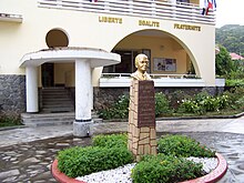 Statue de Rémy Nainsouta devant la mairie.