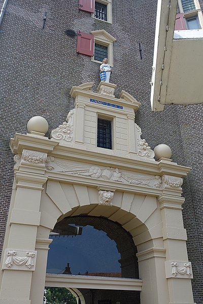 File:Stedenmaagd op noordelijke poort Drommedaris, Enkhuizen.jpg