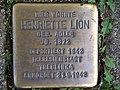 "Hier wohnte Henriette Lion, geb. Adler, Jg. 1873, deportiert 1942 Theresienstadt, Treblinka ermordet 21.8.1942"