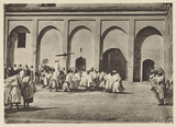 Foto de 1922 que muestra al sultán en el Mecúar Interior, regresando de las oraciones en la Gran Mezquita de Fes el-Jdid, que estaba conectada directamente con el palacio