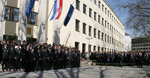 2009年，克国国防部进行升旗仪式，庆祝该国加入北约